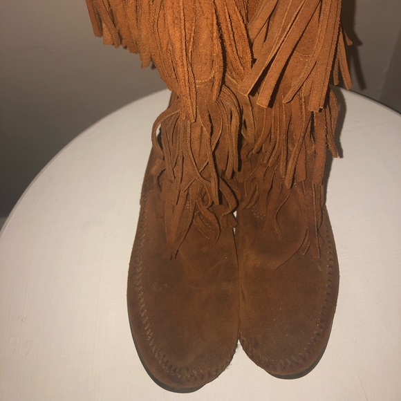 MINNETONKA 3 Layer Fringe Boots - Picture 2 of 4